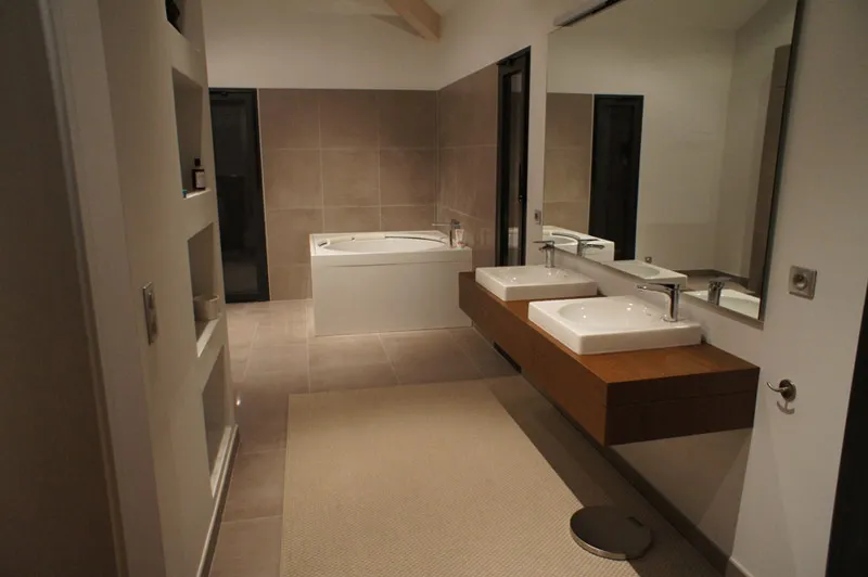 Salle de bains moderne réalisée par Lavorel